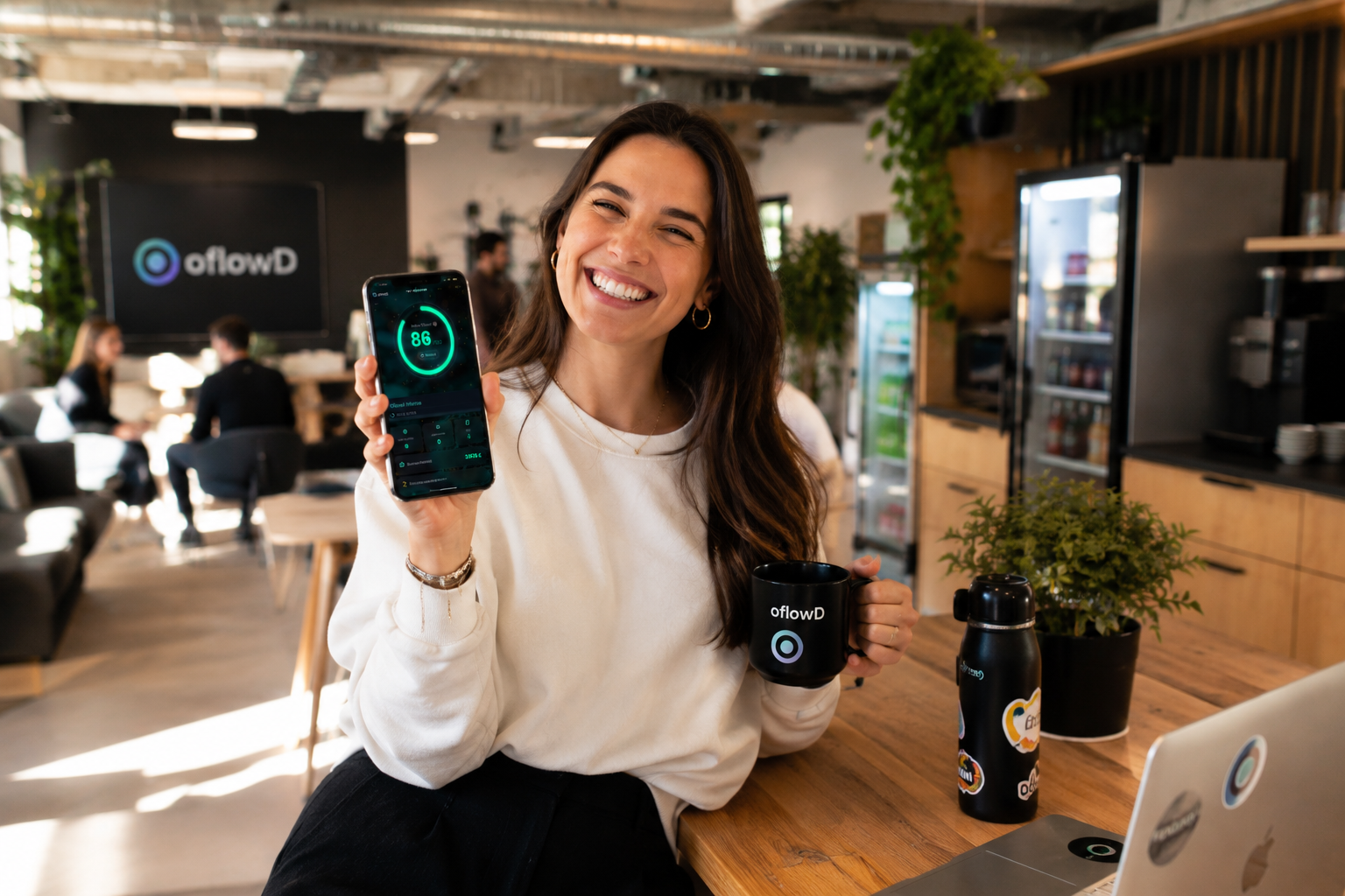 Cliente souriante présentant l’application OflowD